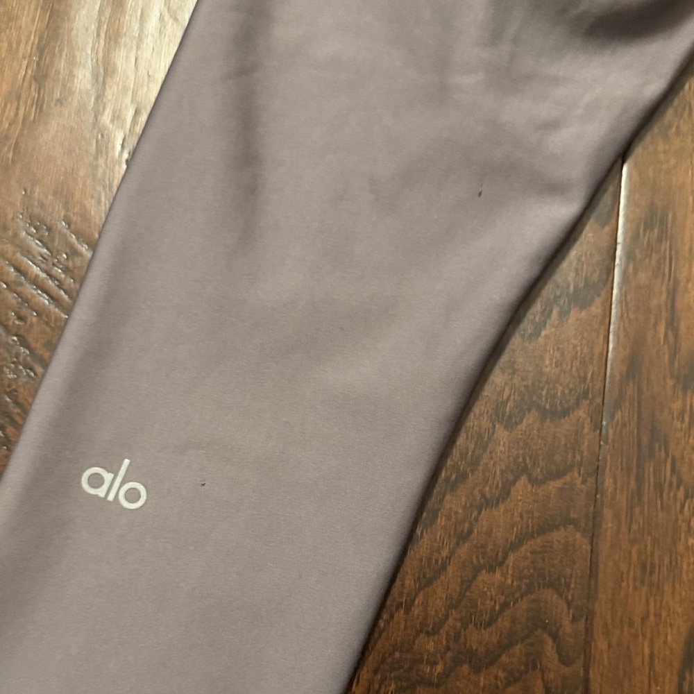 Alo Airlift Leggings - Picture 5 of 6